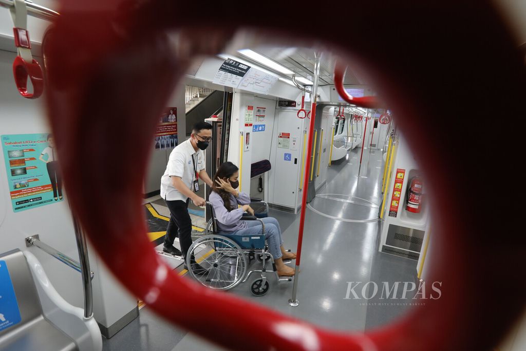 Petugas menyimulasikan pelayanan bagi penumpang difabel di rangkaian kereta LRT di Stasiun Pegangsaan Dua, Kelapa Gading, Jakarta Utara, Selasa (24/1/2023). 