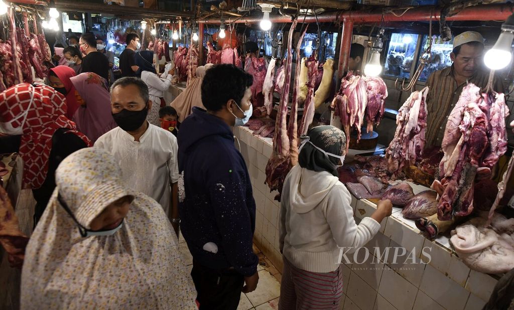 Warga berbelanja daging sapi di Pasar Tomang Barat, Jakarta Barat, Senin (10/5/2021). Beberapa hari menjelang Lebaran, harga sejumlah komoditas pangan, seperti daging ayam, daging sapi, bawang merah, dan cabai, mengalami kenaikan. Daging sapi di sejumlah pasar di Jakarta dijual Rp 140.000-Rp 160.000 per kilogram. 