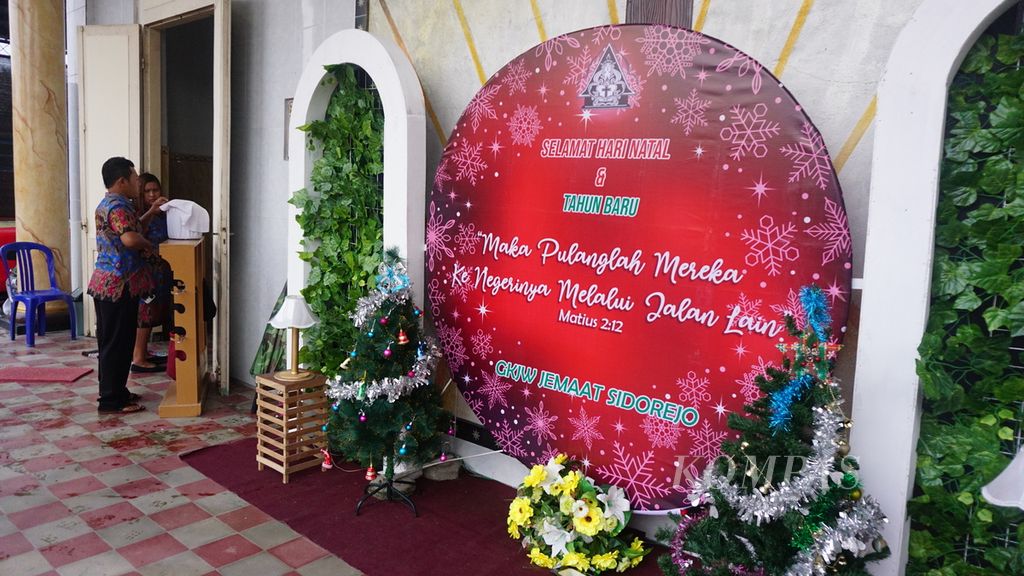 Suasana persiapan perayaan Natal di Gereja Kristen Jawi Wetan Jemaat Sidorejo. Kecamatan Pare, Kabupaten Kediri, Jawa Timut, pada Minggu (11/12/2022). Gereja yang didirikan tahun 1933 itu mulai dipercantik oleh hiasan natal.