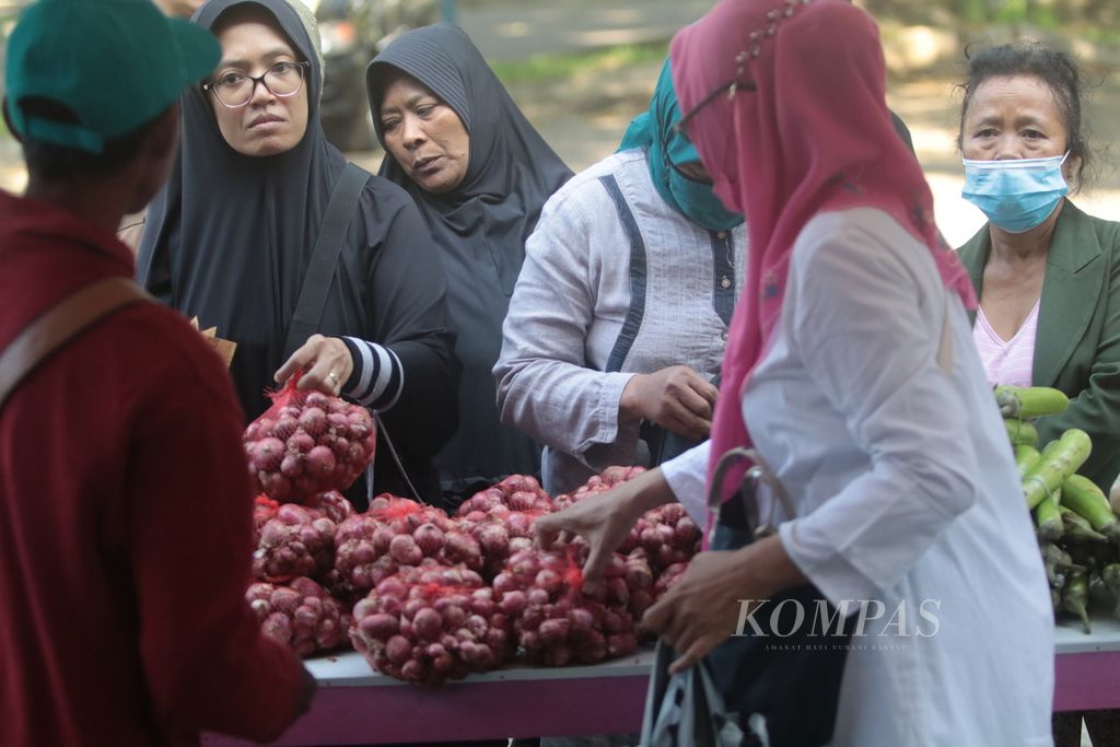 Warga membeli sembako dalam operasi pasar murah yang digelar Pemkot Malang bekerja sama dengan badan usaha milik negara, Bank Indonesia, dan sejumlah institusi lain, Rabu (14/9/2022).