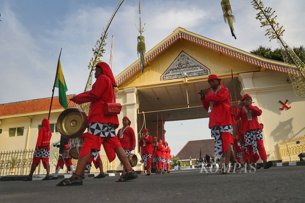 Prajurit Kadipaten Pakualaman bertugas saat acara <i>dhaup ageng</i> di Pura Pakualaman, Yogyakarta, Rabu (10/1/2024).