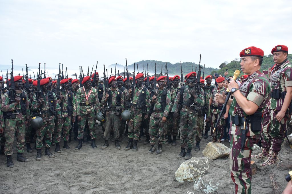 Komandan Jenderal Komando Pasukan Khusus (Kopassus) Mayor Jenderal Deddy Suryadi memberikan arahan kepada 214 prajurit yang lulus Pendidikan Komando 107 Tahun Anggaran 2023 di Pantai Permisan, Cilacap, Jawa Tengah, Senin (7/8/2023).