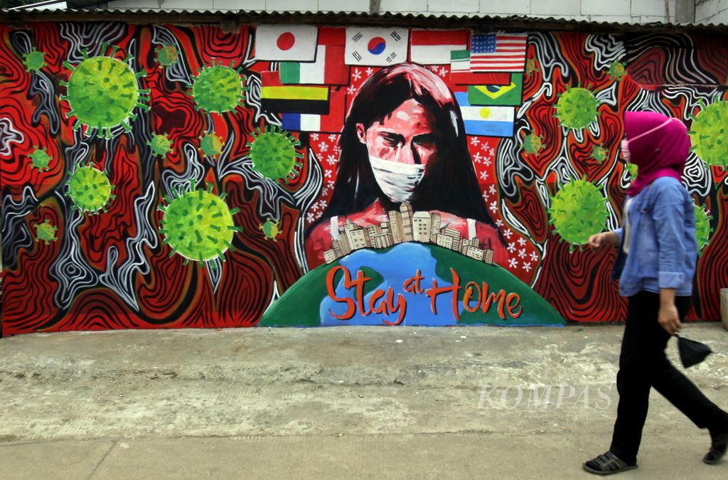Warga melintas di mural berkaitan dengan maraknya pandemi virus korona atau Covid-19 yang berada di daerah Rawageni, Depok, Jawa Barat, Kamis (9/4/2020). Mural tersebut dibuat agar masyarakat di dunia dan khususnya di Indonesia waspada terhadap pandemi Covid-19. 
