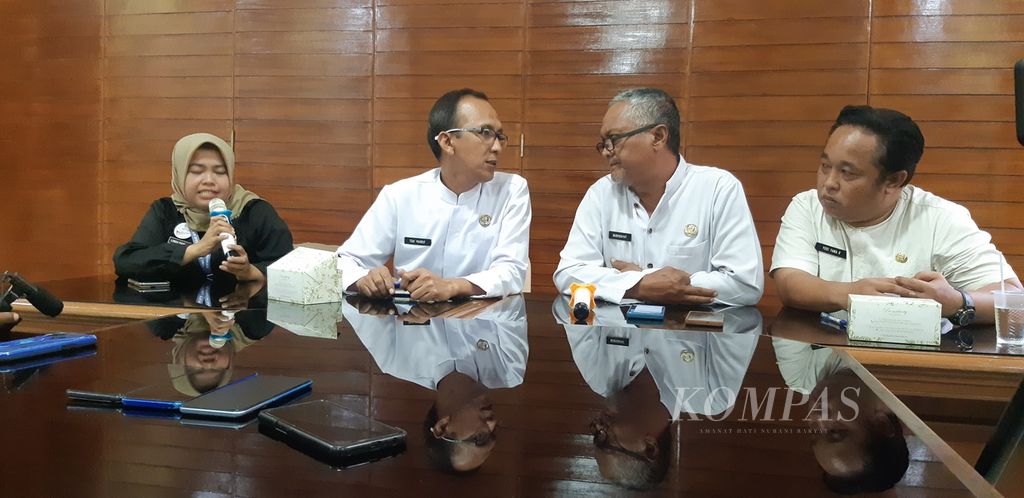Kepala Bagian Pelayanan RSD Gunung Jati Toat Makruf (kedua dari kiri) dan Wakil Direktur Pelayanan Medis dan Keperawatan RSD Gunung Jati Nurhidayat memberikan penjelasan terkait penanganan kasus cacar monyet di Kota Cirebon, Jawa Barat, Kamis (9/11/2023).