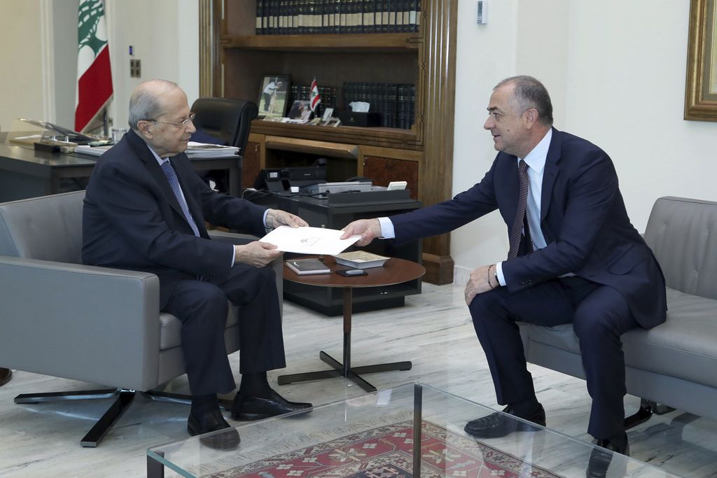 Presiden Lebanon Michel Aoun (kiri) menerima draf akhir kesepakatan perbatasan maritim antara Lebanon dan Israel dari Wakil Ketua Parleman Elias Bou Saab di Beirut, Lebanon, Selasa (11/10/2022). 