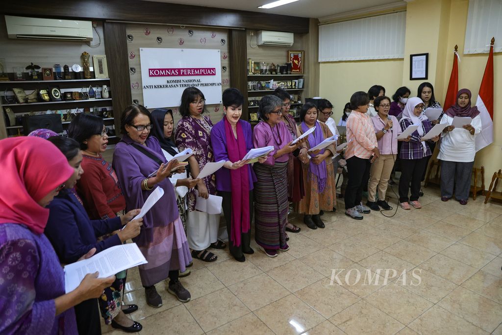 Para deklarator menyerukan Deklarasi Koalisi Perempuan Penyelamat Demokrasi dan HAM di kantor Komnas Perempuan, Jakarta, Jumat (22/12/2023).  Mereka menyatakan sikap atas lemahnya keberpihakan terhadap perempuan dalam visi, misi, dan agenda yang diusung calon presiden pada Pemilu 2024. 