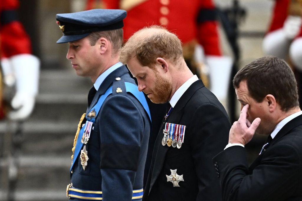 Pangeran William (kiri) dan Pangeran Harry (tengah) menangis saat mengikuti upacara pemakaman Ratu Elizabeth II di Westminster Abbey, London, Inggris, Senin (19/9/2022). Pada 6 Oktober 2022, Pangeran Harry kembali menggugat media di Inggris atas dugaan pelanggaran hak pribadi dan penyadapan ilegal.