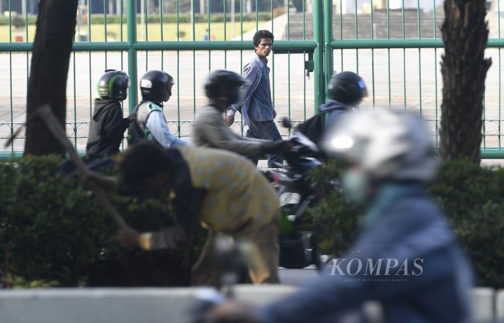 Warga terlihat tidak memakai masker saat berada di area publik di Jalan Medan Merdeka Selatan, Jakarta, Jumat (6/1/2023).