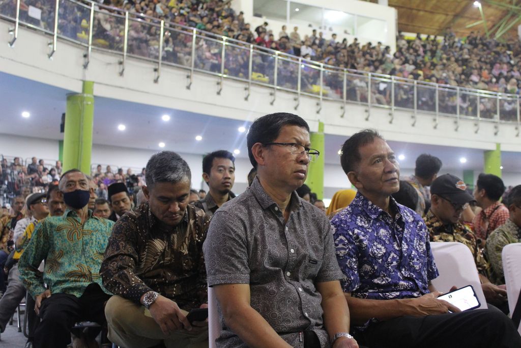 Ribuan petugas Kelompok Penyelenggara Pemungutan Suara menyaksikan pelantikan KPPS di pusat kegiatan olahraga Sport Jabar Arcamanik, Kota Bandung, Jawa Barat, Kamis (25/1/2024).