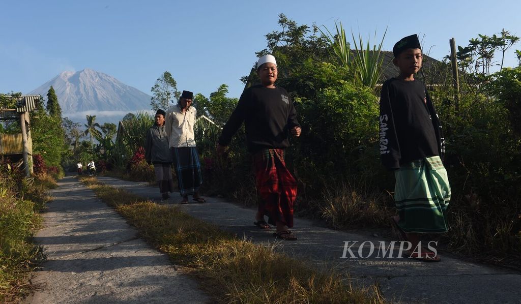 Residents who are victims of the eruption of Mount Semeru and will perform Eid al-Adha prayers are currently staying in several places in Candipuro District on their way to Baitul Adim Mosque in Curah Kobokan Village, Pronojiwo District, Lumajang Regency, East Java, on Sunday (10/7/2022).