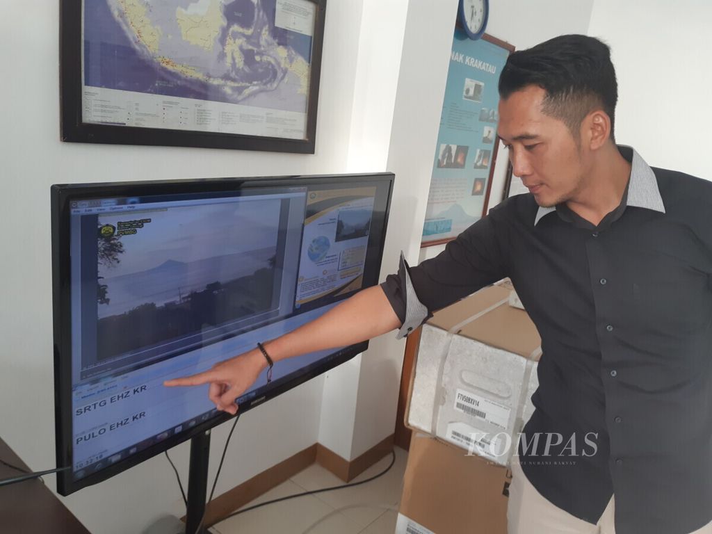 Windi Cahya Untung, petugas Pos Pengamatan Gunung Anak Krakatau, menjelaskan, kondisi Gunung Anak Krakatau di Desa Pasauran, Kecamatan Cinangka, Kabupaten Serang, Banten, Rabu (13/2/2019).