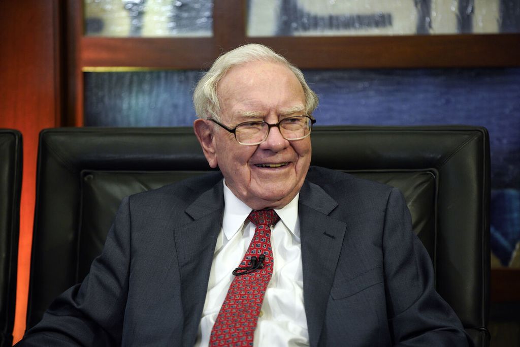 Ketua dan CEO Berkshire Hathaway Warren Buffett tersenyum dalam sesi wawancara yang dilakukan pada 7 Mei 2018 di Omaha, AS. 