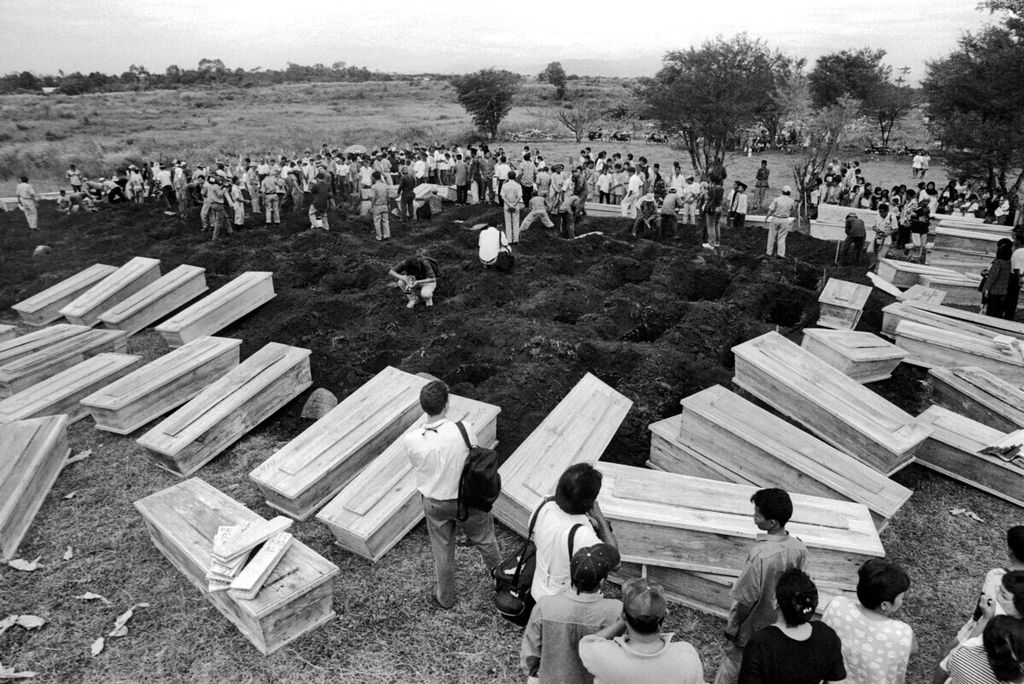 Pemakaman korban kerusuhan di TPU Pondok Rangon, 18 Mei 1998