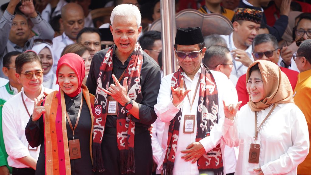 Bakal pasangan calon presiden-wakil presiden Ganjar Pranowo dan Mahfud MD berfoto dengan istri masing-masing setelah mendaftarkan diri dalam Pilpres 2024 di Kantor KPU, Jakarta, Kamis (19/10/2023). 