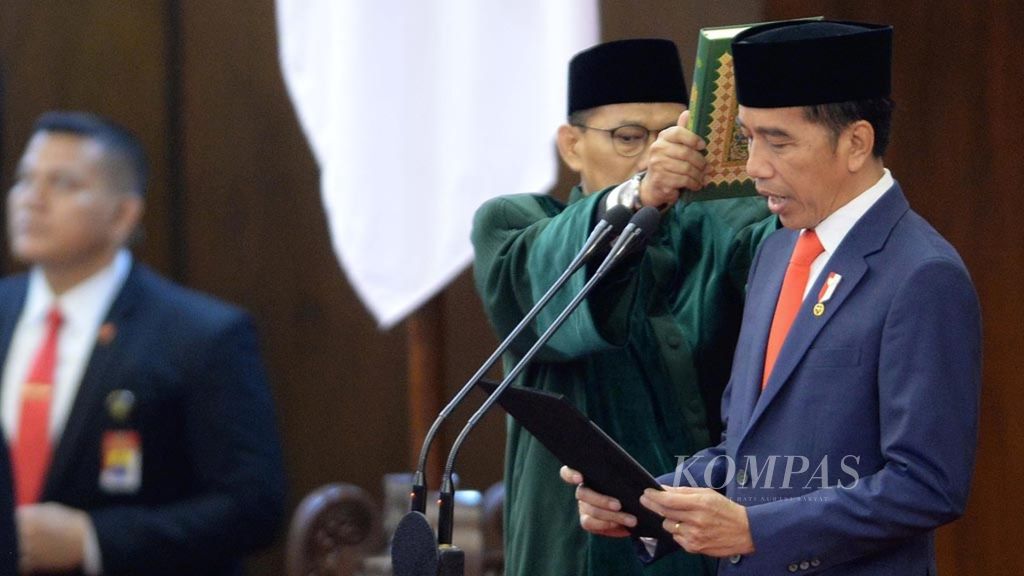 Joko Widodo mengucapkan sumpah jabatan sebagai Presiden Periode 2019-2024 dalam sidang paripurna MPR di Kompleks Parlemen, Senayan, Jakarta, Minggu (20/10/2019).