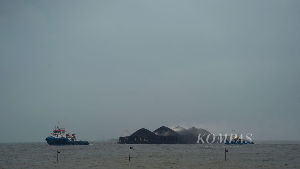 Kapal tongkang batubara merapat ke Pelabuhan Marunda di Jakarta Utara, Senin (26/12/2022). Pemenuhan permintaan energi seiring dengan pemulihan kegiatan ekonomi pascapandemi berdampak pada menurunnya bauran energi terbarukan dalam bauran energi primer. 