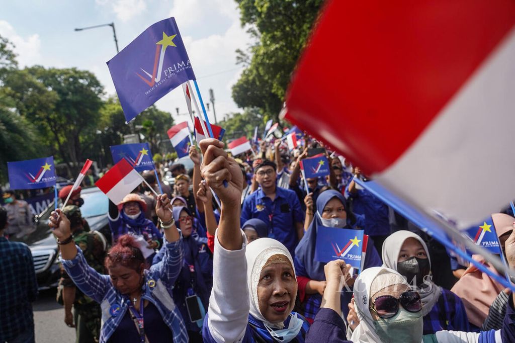 Para pendukung Partai Rakyat Adil Makmur ketika melakukan pendaftaran keikutsertaan Pemilu 2024 di Kantor Komisi Pemilihan Umum (KPU) , Jakarta, Senin (1/8/2022).