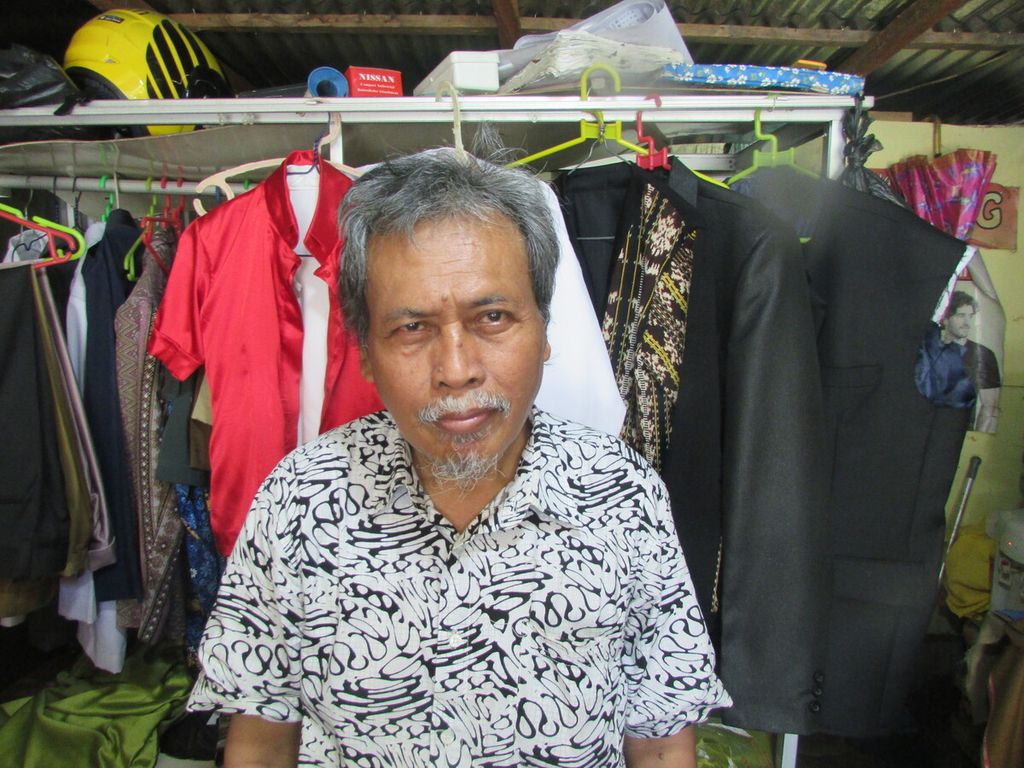 Supriatno Pulung di Kupang, Sabtu (19/8/2023). Ia mengabdi tanpa pamrih, melatih anak-anak pedalaman NTT dan Timor Timur sampai mahir menjahit tanpa mendapatkan upah.