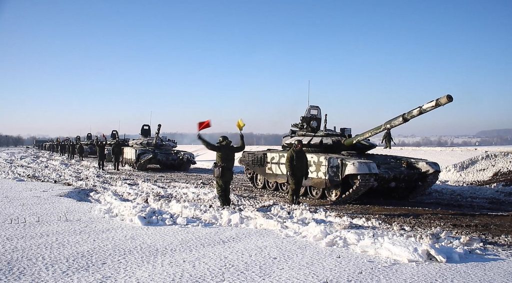 Potongan video yang dirilis oleh Kementerian Pertahanan Rusia, 15 Februari 2022, memperlihatkan deretan tank-tank Rusia yang ditarik kembali ke Rusia setelah latihan gabungan angkatan bersenjata Rusia dan Belarus sebagai bagian dari inspeksi Pasukan Respons Negara Serikat di lapangan tembak dekat Brest, Belarus.