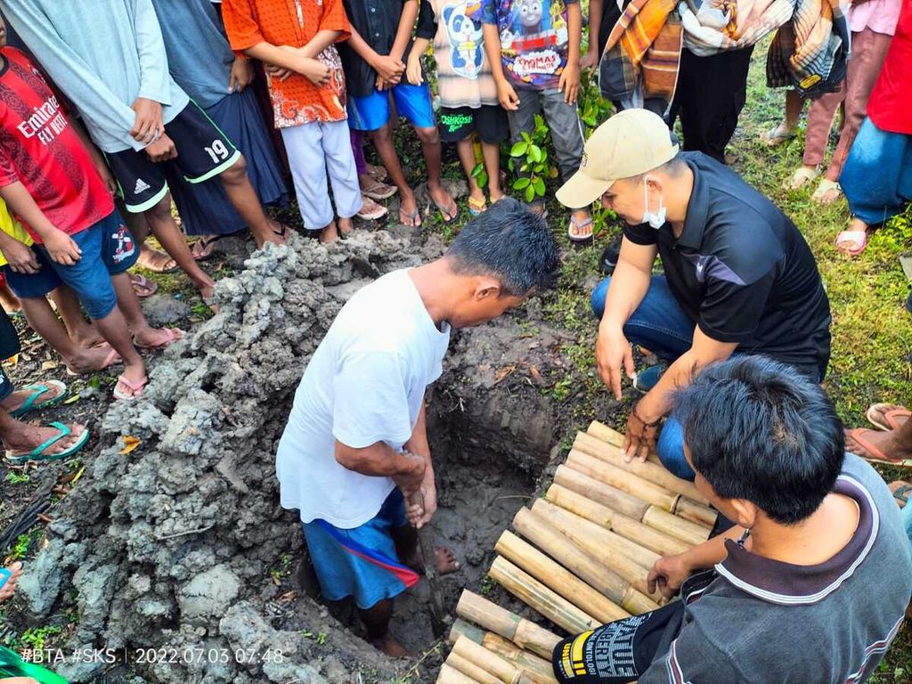 Ilustrasi. Warga menyaksikan pemakaman mayat bayi yang dibuang di Desa Mernek, Kecamatan Maos, Kabupaten Cilacap, Jawa Tengah, Minggu (3/7/2022).