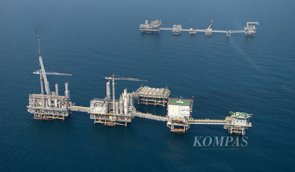 Anjungan Central Plant Pertamina Hulu Energy Offshore North West Java (PHE ONWJ) di lepas pantai Karawang-Indramayu di Laut Jawa, Selasa (22/7). Anjungan ini selain mampu memproduksi 40.300 barel minyak per hari (BOPD) juga memasok gas bumi sebesar 120 MMSCFD untuk pembangkit listrik milik PLN di Muara Karang dan Tanjung Priok. Produksi minyak anjungan ini telah melebihi target produksi tahun 2014 yang dipatok sebesar 39.400 BOPD.
