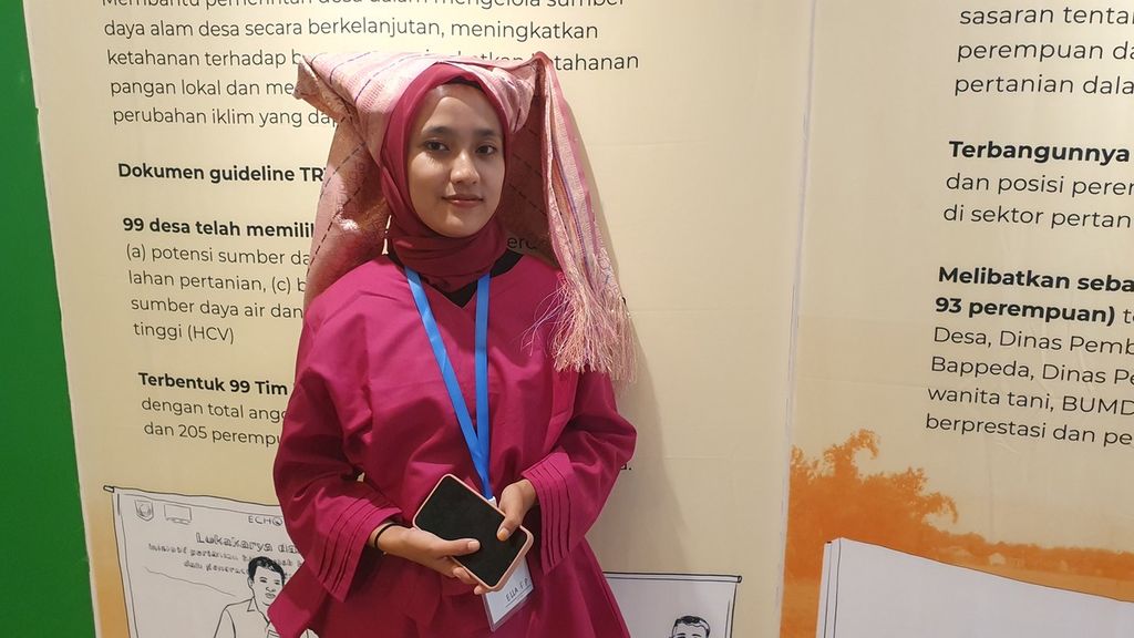 Ella Familia Putri (20), pemuda asal Padang Pariaman, Sumatera Barat yang menjadi petani padi sambil berkuliah di Universitas Negeri Padang, saat ditemui di sela acara ECHO-Green di Hotel Grand Sahid, Jakarta, Senin (27/2/2023).