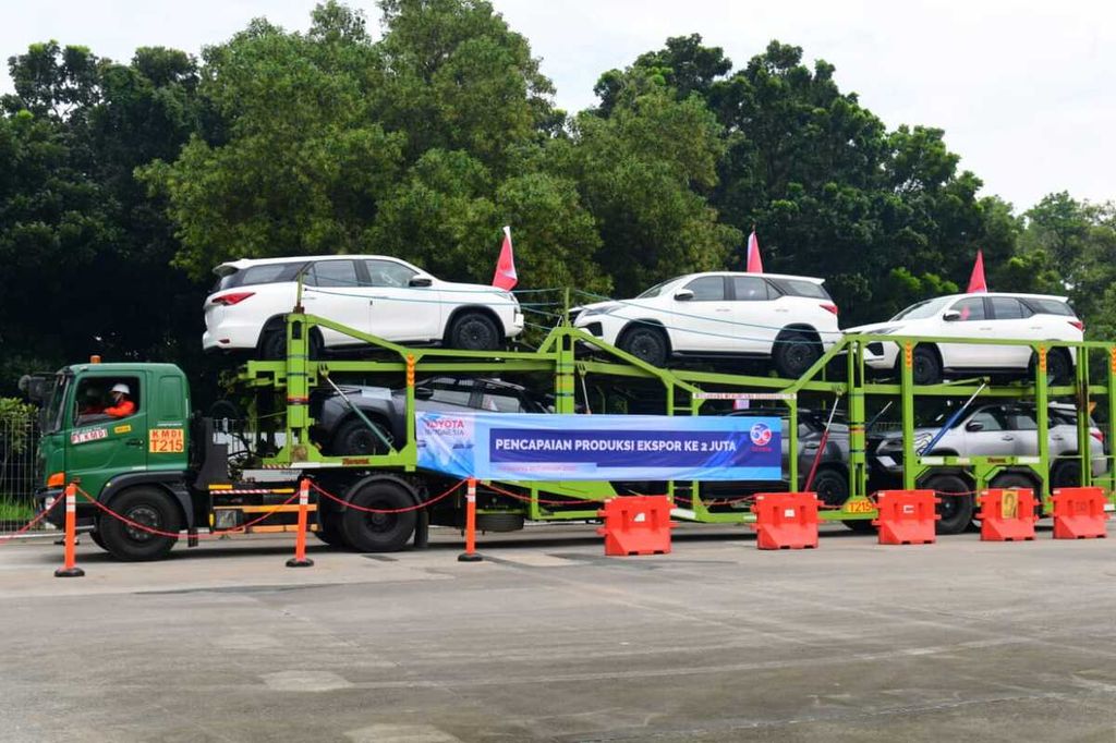 Suasana pelepasan unit kedua juta ekspor mobil utuh ke mancanegara dan ekspor perdana Fortuner ke Australia oleh PT Toyota Motor Manufacturing Indonesia di Kabupaten Karawang, Jawa Barat, Selasa (15/2/2022). 