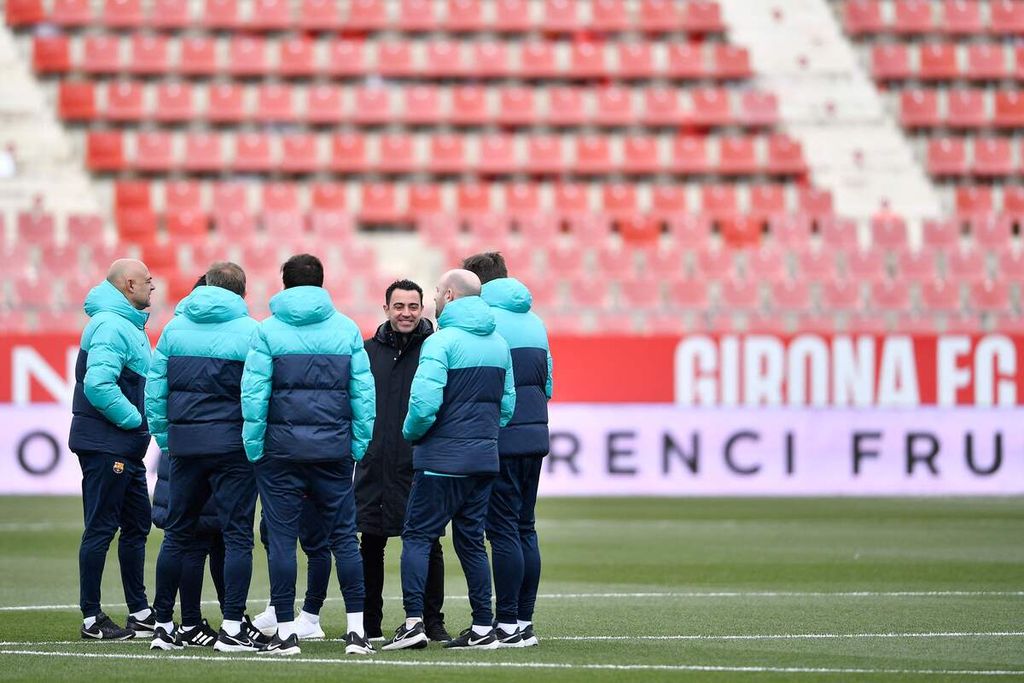 Pelatih Barcelona Xavi Hernandez berdiskusi dengan anggota staf pelatih menjelang laga Liga Spanyol antara Girona dan Barcelona di Stadion Montilivi, Girona, 28 Januari 2023. 