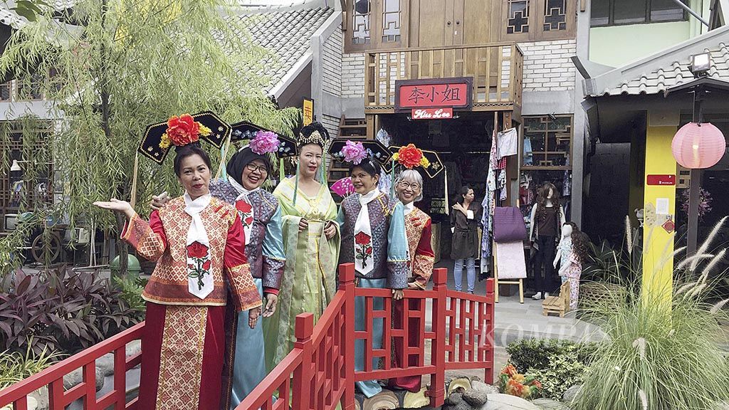  Sejumlah  pengunjung sedang berfoto mengenakan pakaian Kerajaan China di destinasi wisata kuliner dan sejarah China Town Jalan Kelenteng, Kelurahan Kebon Jeruk, Kecamatan Andir, Kota Bandung, Jawa Barat, Jumat (8/9). 