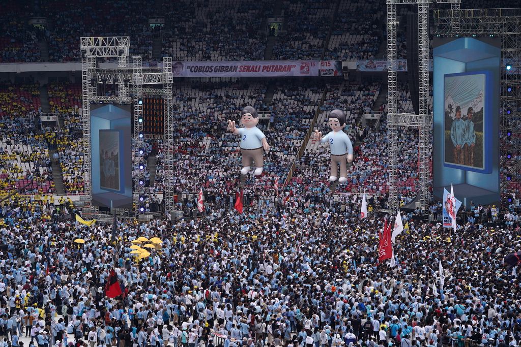 Supporters of presidential and vice presidential candidate number 2, Prabowo Subianto-Gibran Rakabuming Raka, enlivened the open campaign rally of the People's Party for Indonesia Maju at the main stadium of Gelora Bung Karno, Jakarta, on Saturday (10/2/2024).