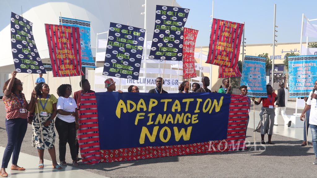 Sekelompok aktivis dari Afrika berunjuk rasa menuntut pendanaan adaptasi iklim di lokasi penyelenggaraan COP28, di Dubai, Uni Emirat Arab, Jumat (8/12/2023).