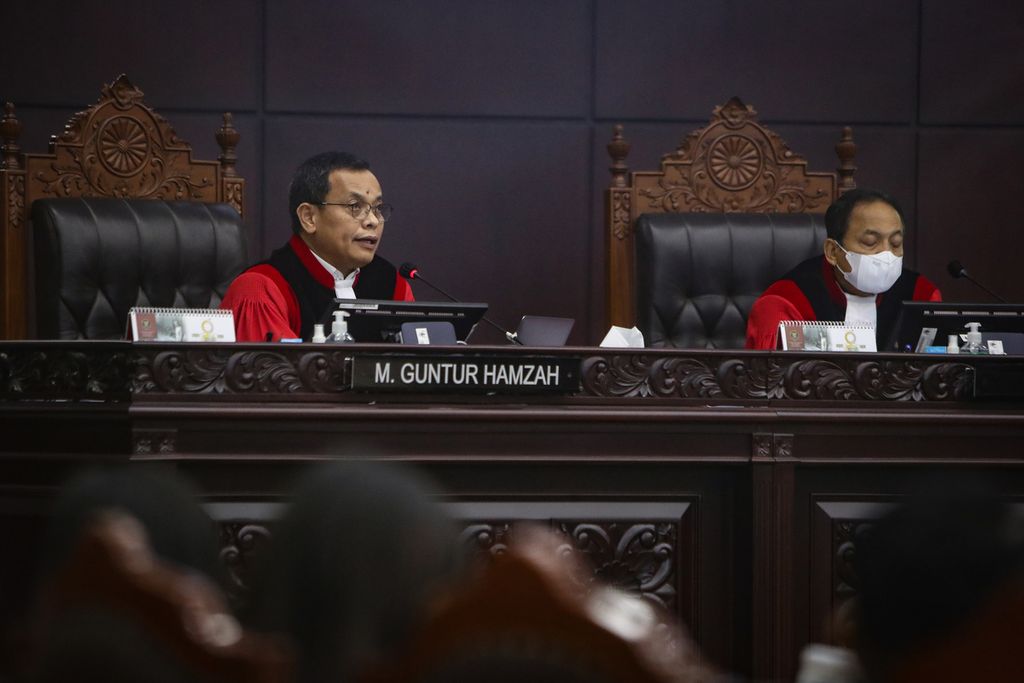 Hakim konstitusi M Guntur Hamzah (kiri) membacakan putusan uji materi terhadap Undang-Undang Nomor 30 Tahun 2002 tentang Komisi Pemberantasan Tindak Pidana Korupsi di Gedung Mahkamah Konstitusi, Jakarta, Kamis (25/5/2023). 