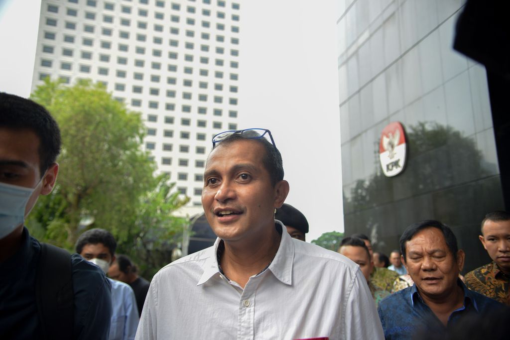 Wakil Menteri Hukum dan Hak Asasi Manusia Edward OS Hiariej berjalan menuju mobil setelah selesai mengklarifikasi dugaan gratifikasi di Gedung KPK, Jakarta, Senin (20/3/2023). 