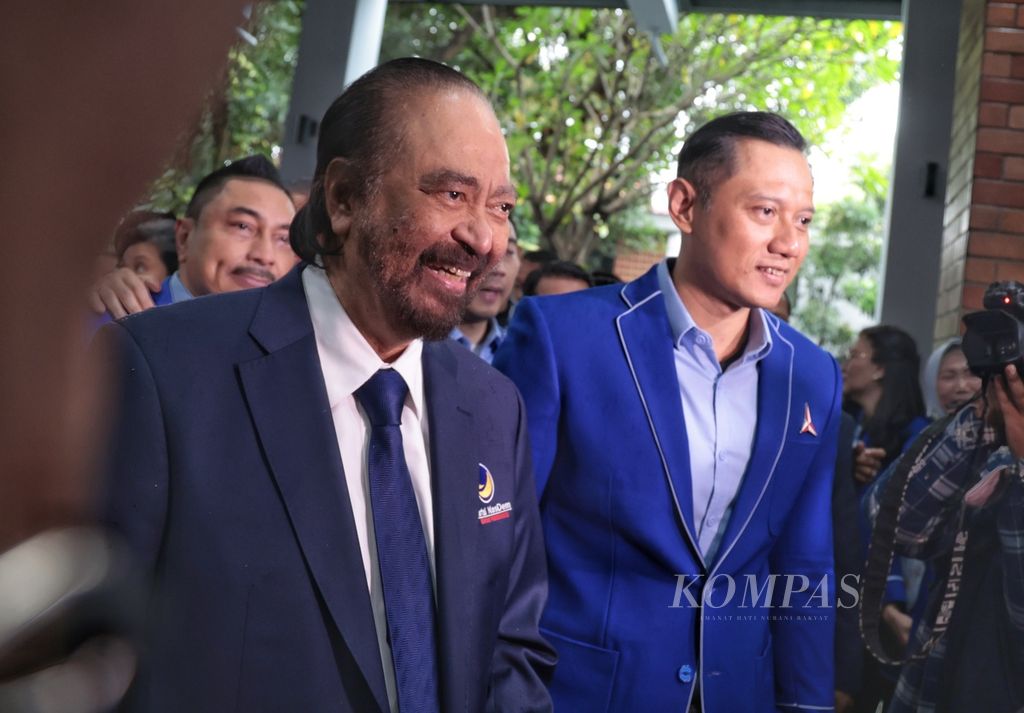 Ketua Umum Partai Nasdem Surya Paloh (kiri) bertemu dengan Ketua Umum Partai Demokrat Agus Harimurti Yudhoyono (AHY) di Kantor Partai Demokrat, Jakarta, Rabu (22/2/2023). 