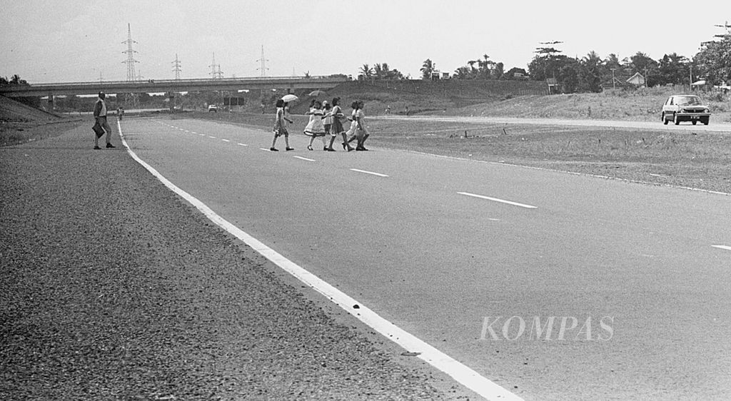 Masih dijumpai warga yang bisa menyeberangi Jalan Tol Jagorawi yang diresmikan Presiden Soeharto, Kamis (9/3/1978)
