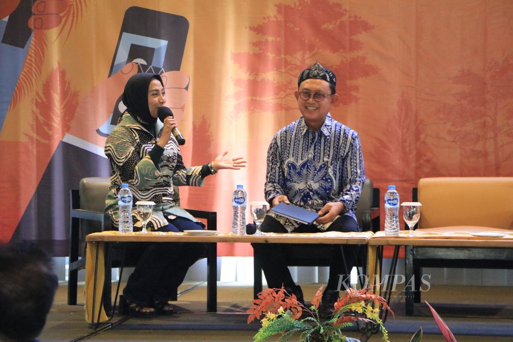 Ketua Umum Gabungan Pengusaha Kelapa Sawit Indonesia (Gapki) Eddy Martono (kanan) menjadi pembicara dalam diskusi bertajuk HGU Perkebunan Sawit dan Kawasan Hutan, di Kabupaten Bandung Barat, Jawa Barat, Rabu (23/8/2023).