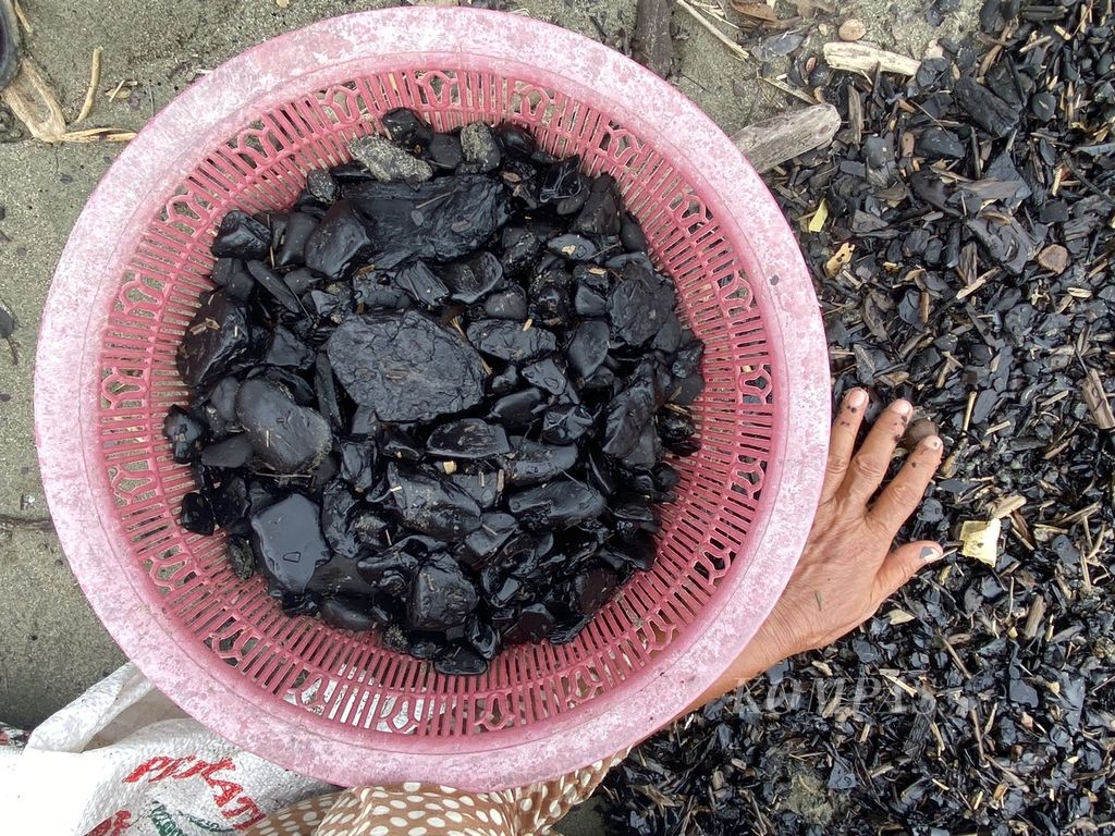 Para nelayan tradisional di Kecamatan Meureubo, Kabupaten Aceh Barat, mulai merasakan dampak buruk atas tumpahnya batubara ke laut. Saat menjaring ikan, terkadang yang didapat adalah batubara.