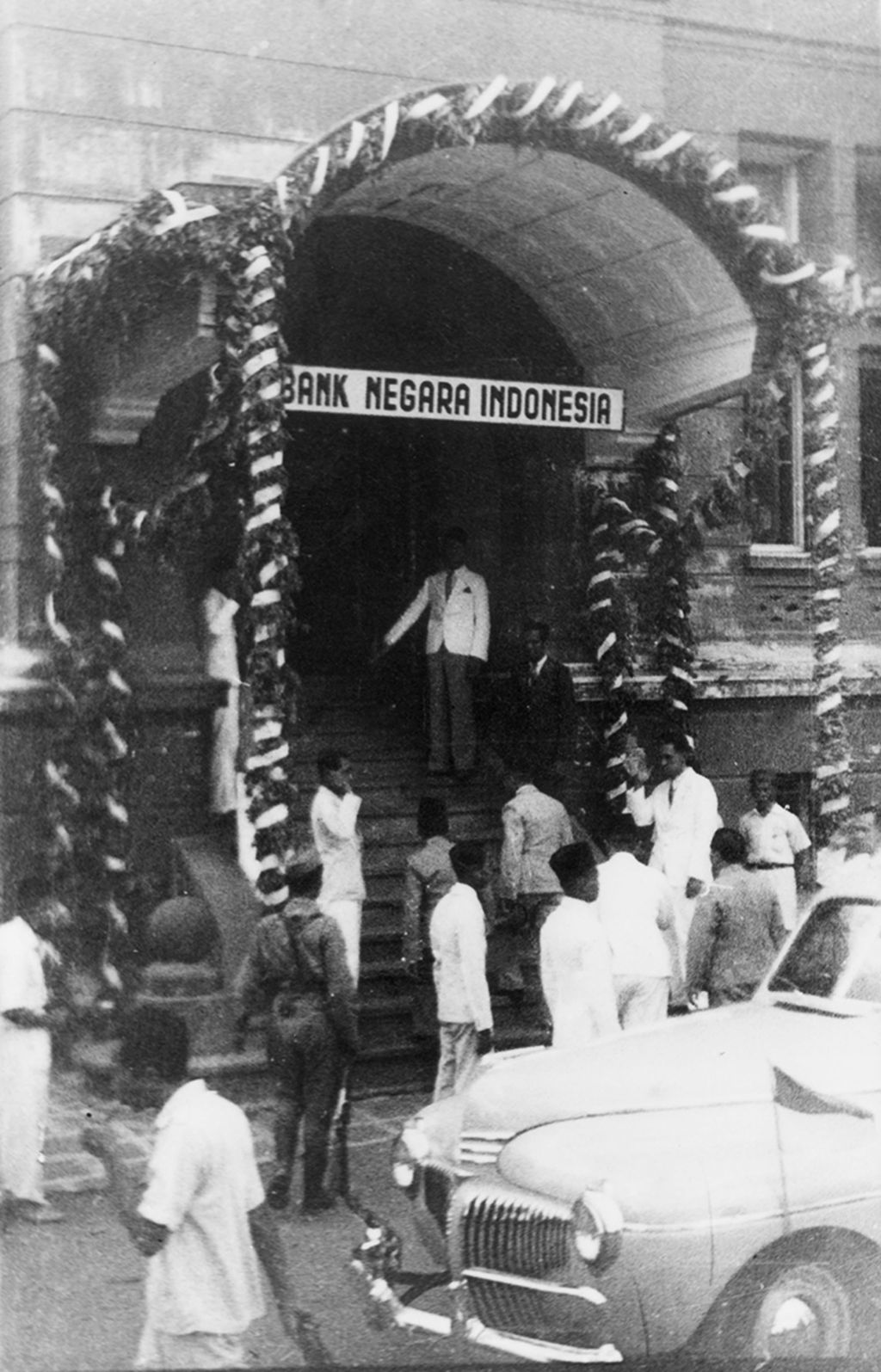 Upacara pembukaan Bank Negara Indonesia (bekas gedung Javasche Bank) di Yogyakarta pada Agustus 1946. 