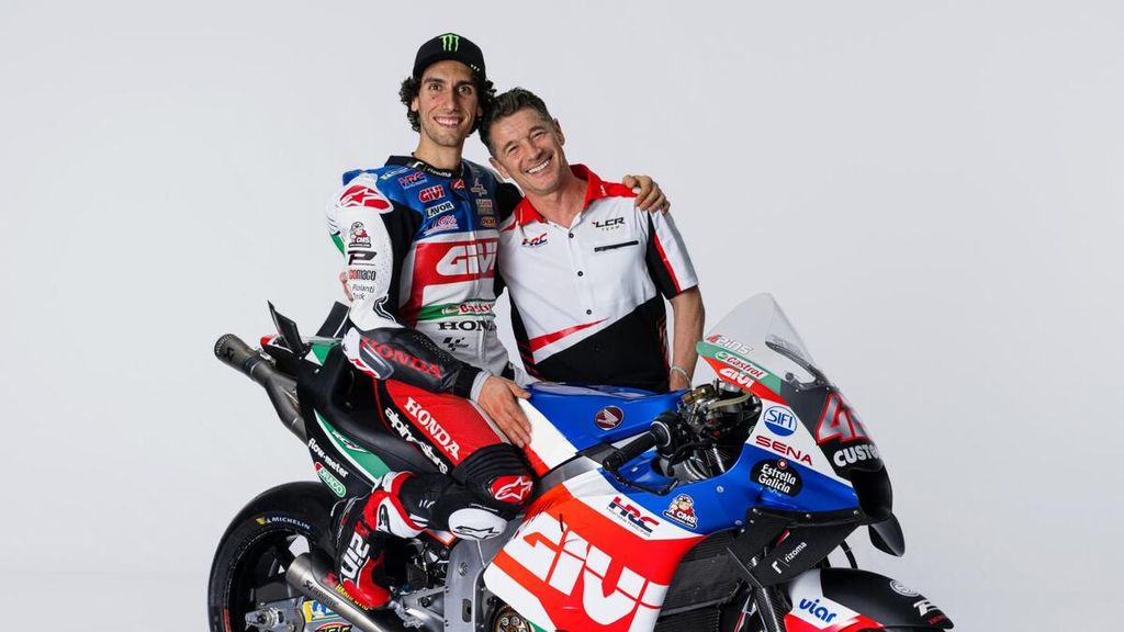 Alex Rins dan Kepala Tim LCR Honda Lucio Checcinello berpose saat peluncuran tim untuk MotoGP 2023 pada 7 Maret lalu. 