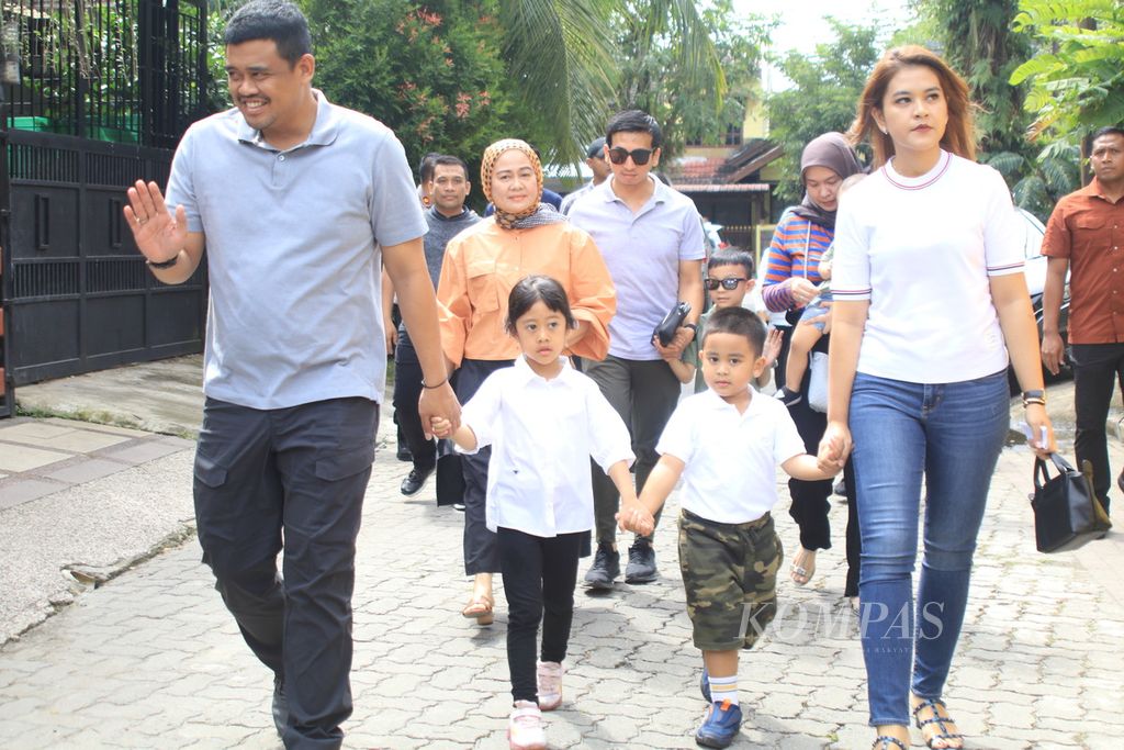 Wali Kota Medan Bobby A Nasution dan istrinya, Kahiyang Ayu, menggunakan hak pilihnya pada Pemilihan Umum 2024 di Medan, Sumatera Utara, Rabu (14/2/2024).