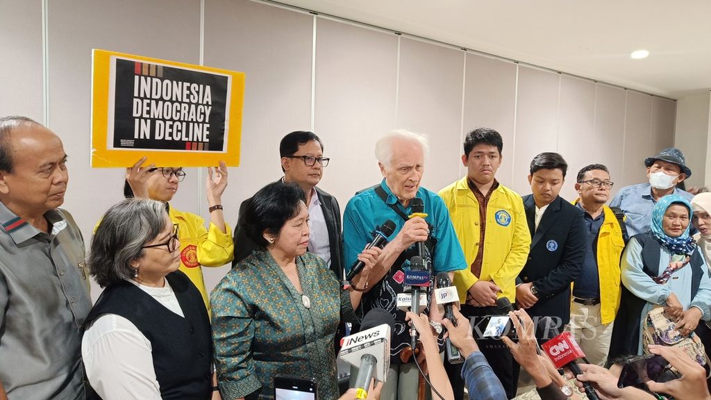Moral philosopher Franz Magnis-Suseno gave a statement at a scientific forum for universities in the greater Jakarta area, held at the IMERI Building of the Faculty of Medicine at the University of Indonesia in Central Jakarta on Thursday (14/3/2024).