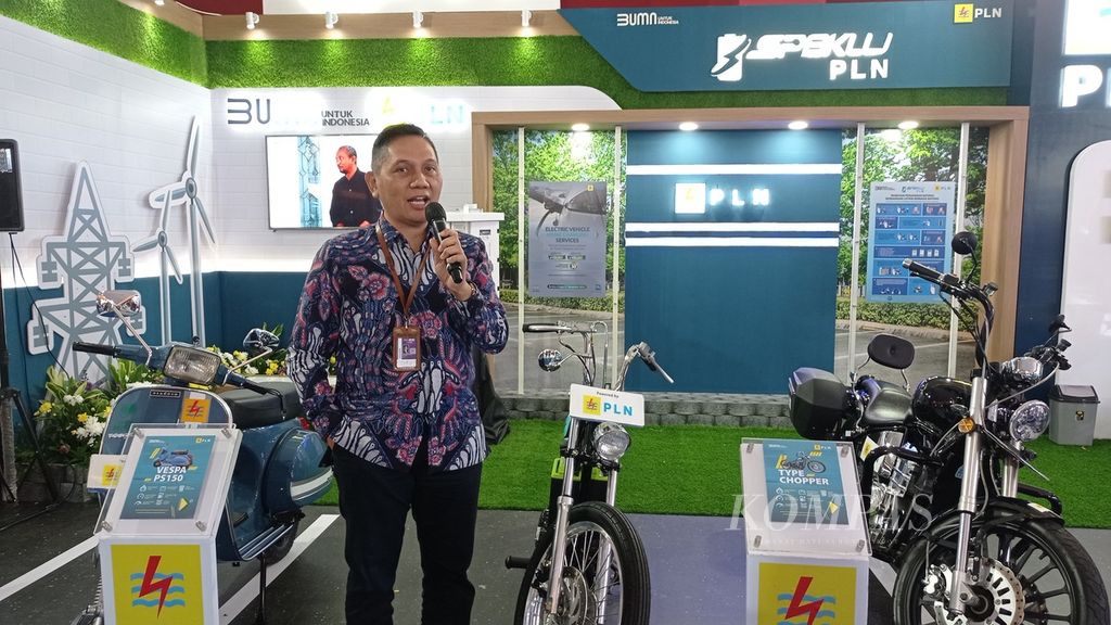 Senior Officer Direktorat Retail dan Niaga PLN Wilfrid Sahat P Siregar menjelaskan tentang konversi motor berbahan bakar minyak ke kendaraan listrik saat IIMS 2023 di Jakarta International Expo, Kemayoran, Jakarta Pusat, Kamis (16/2/2023).