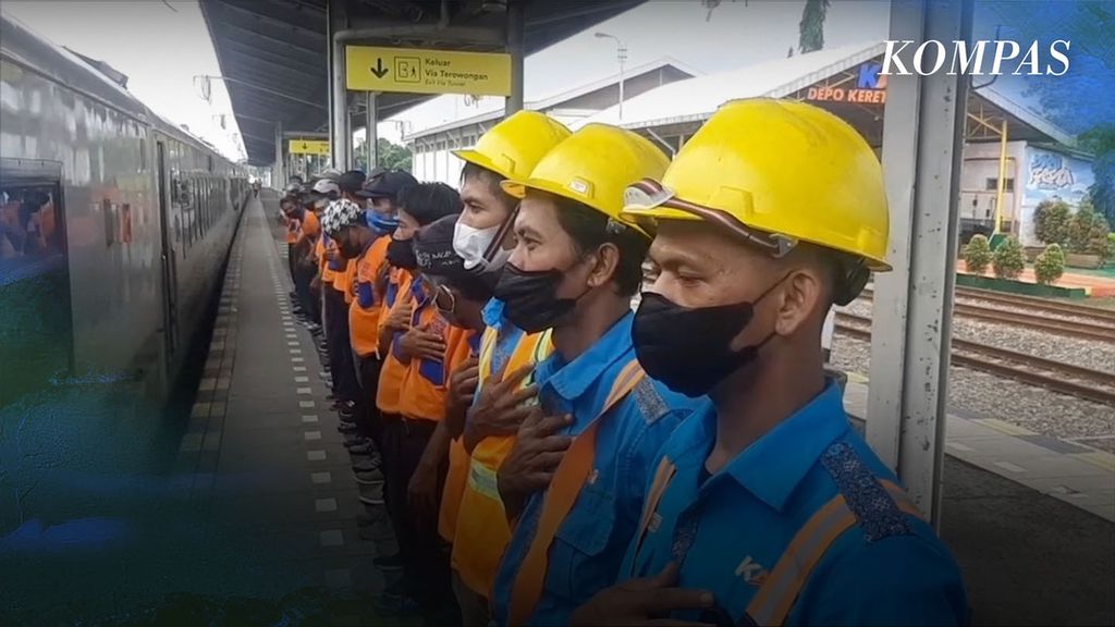 The Argo Cheribon train prepares to depart from Cirebon Station, West Java, Tuesday (7/3/2023) afternoon. Dozens of porters in orange uniforms and officers in blue rushed to the platform. They formed a line lined up beside the train.