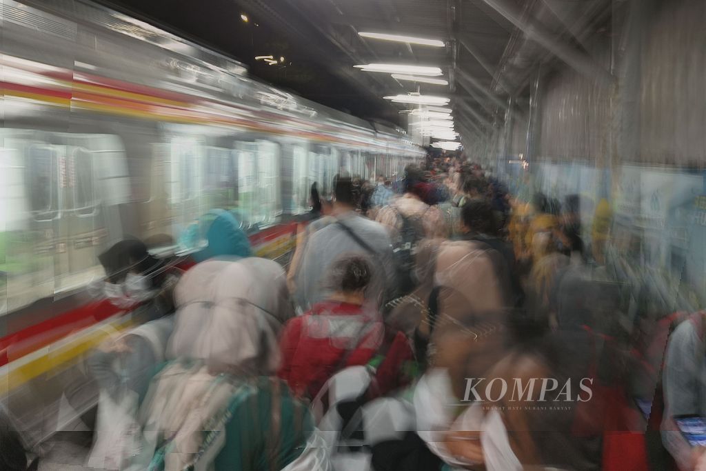 Penumpang KRL komuter yang turun di Stasiun Rawa Buntu, Tangerang Selatan, Jumat (8/7/2022). KAI Commuter menambah perjalanan KRL komuter setiap hari sejalan dengan kenaikan pengguna. Jumlah perjalanan KRL ditambah menjadi 1.081 perjalanan per hari dari awalnya 1.054 perjalanan per hari mulai Kamis (7/7/2022). 