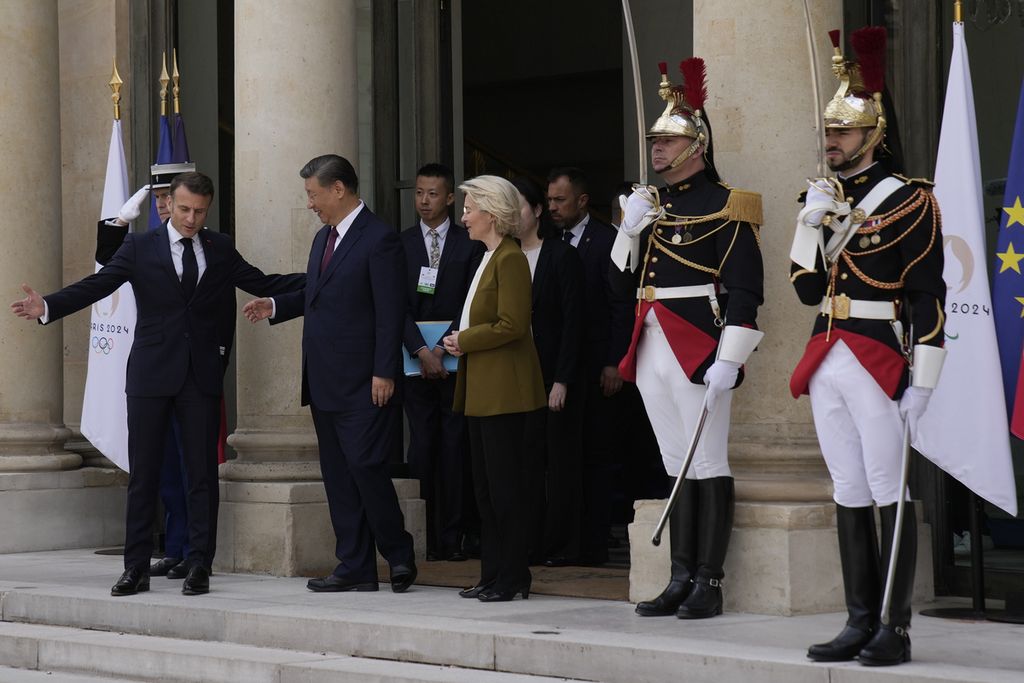 Presiden Perancis Emmanuel Macron (kiri) menyambut Presiden China Xi Jinping dan Ketua Komisi Eropa Ursula von der Leyen di Istana Elysee, Perancis, Senin (6/5/2024).