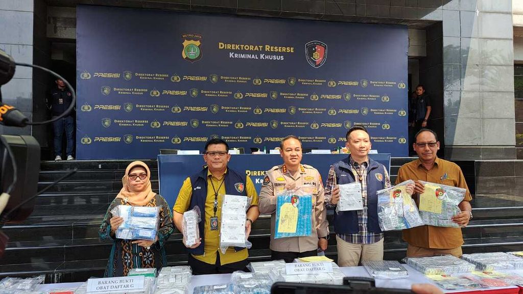 Konferensi pers hasil penyidikan penjualan obat ilegal di wilayah Jakarta dan sekitarnya oleh Direktorat Reserse Kriminal Khusus Polda Metro Jaya di Jakarta, Selasa (22/8/2023).