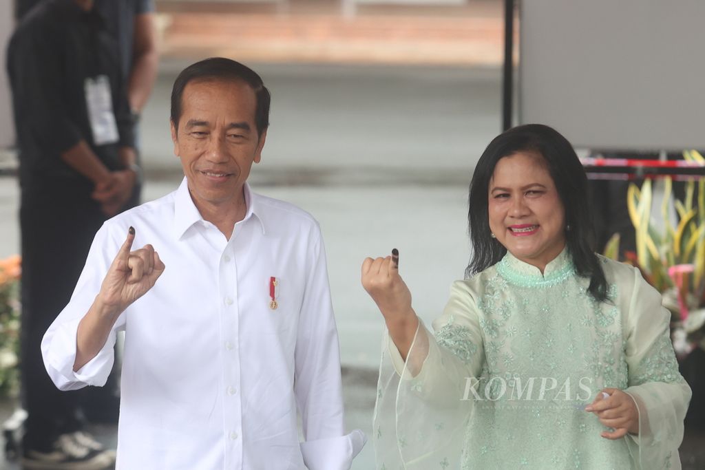 Presiden Joko Widodo dan Ibu Iriana Joko Widodo berpose menunjukkan jari kelingking yang tercelup tinta seusai keduanya menyalurkan hak suara pada Pemilu 2024 di Tempat Pemungutan Suara 10, Kelurahan Gambir, Jakarta Pusat, Rabu (14/2/2024).