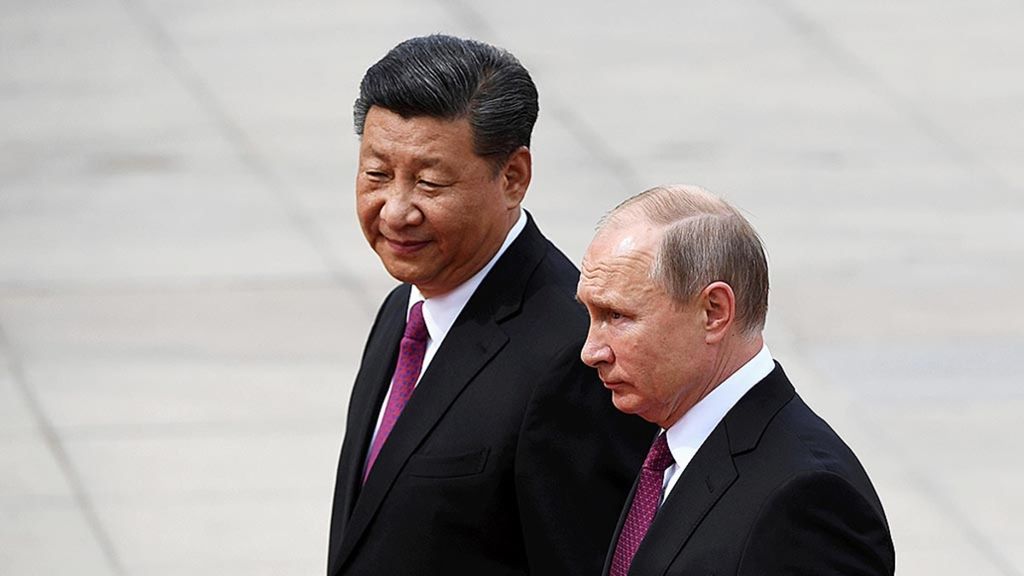 Presiden Rusia Vladimir Putin (kanan) memeriksa pasukan kehormatan bersama Presiden China Xi Jinping dalam upacara penyambutan di luar Gedung Balai Agung Rakyat, Beijing, China, Jumat (8/6/2016). Menurut kabar, Xi akan berkunjung ke Moskwa dan mengadakan pembicaraan dengan Putin pada pekan pertama Maret 2023. 