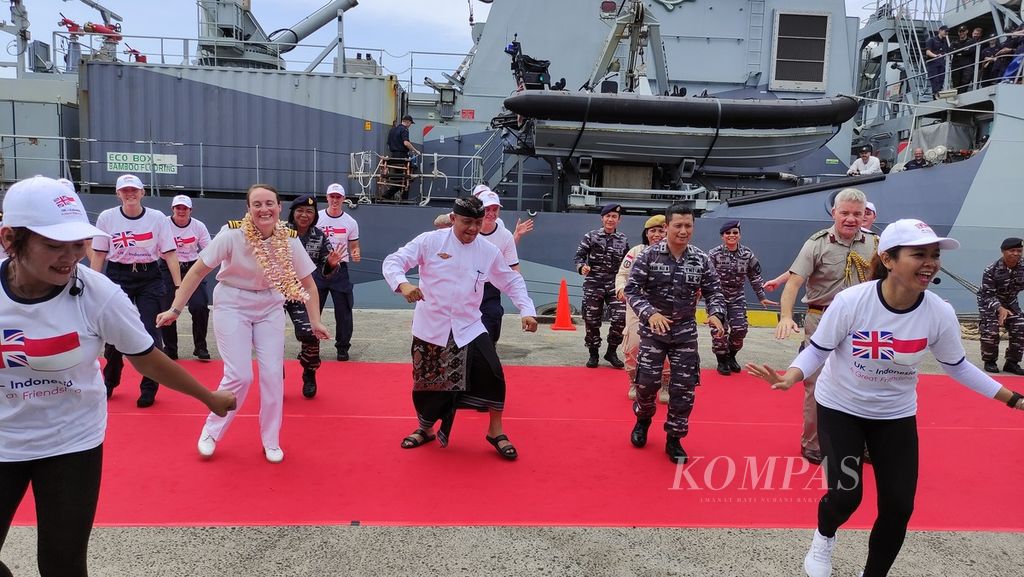 Kapal patroli lepas pantai Inggris, HMS Spey (P234), Jumat (30/9/2022), bersandar di dermaga Pelabuhan Benoa, Kota Denpasar, Bali. Kedatangan HMS Spey dimeriahkan pementasan tari-tarian.
