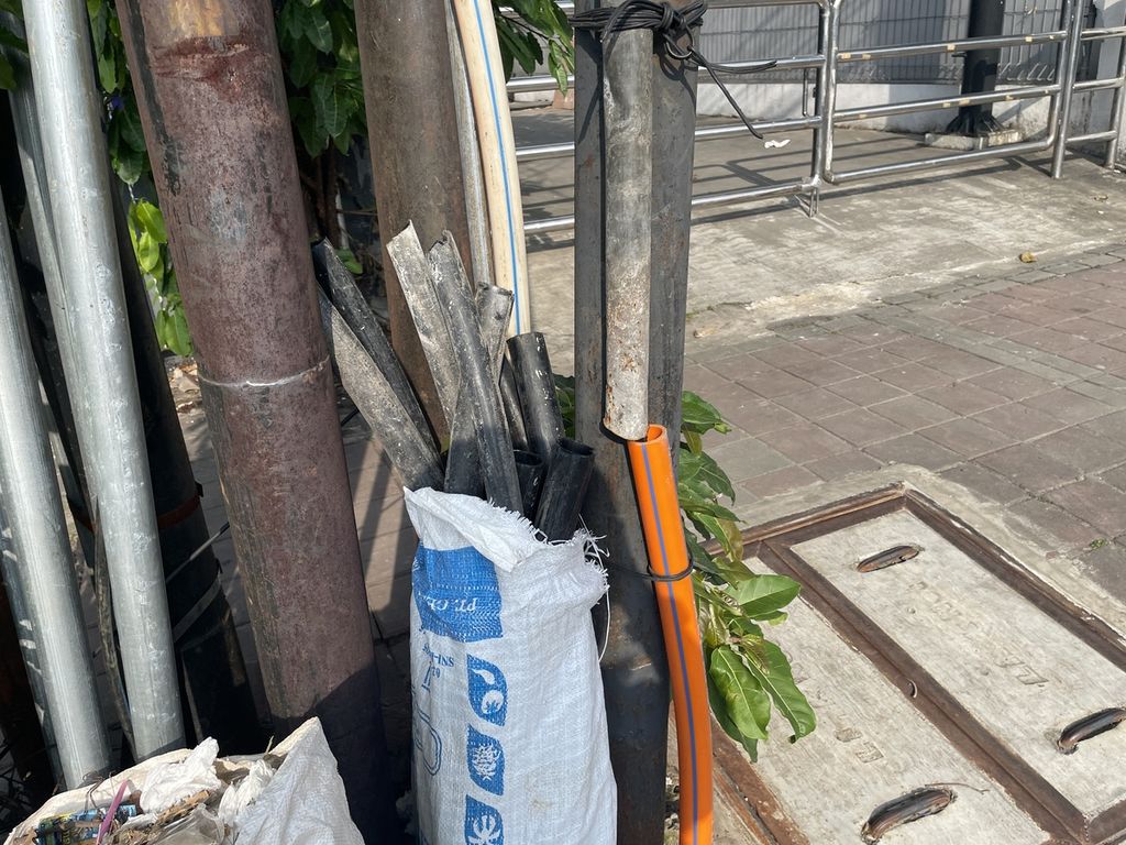 Potongan kabel yang sebelumnya menyembul di Jalan Gunung Sahari, Jakarta Pusat, Sabtu (18/3/2023).